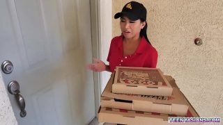 Livreaza pizza la domiciliu aceasta femeie bruneta dar face si sex pentru niste bani