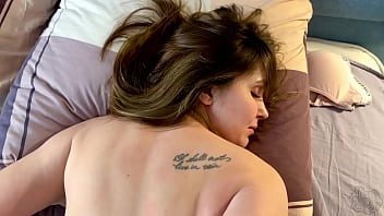 Partida de sex intensa cu o bruneta fierbinte ce are un tatuaj pe spate