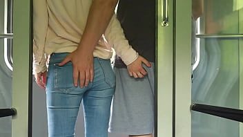 Ii mangaie bucile intr-un tren acestei femei care are curaj sa o suga