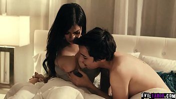 Suge sfarcurile acestei brunete si isi doreste sa faca super sex cu ea
