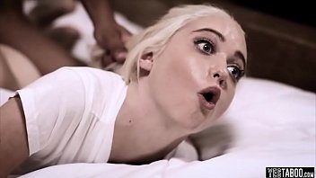 Tanara blonda suge cu grija pula acestui negru super excitat si dotat