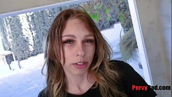 Este pregatita sa suga pula si sa faca chiar si sex anal aceasta tanara cuminte