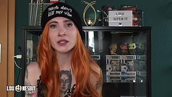 Roscata care explica la webcam cum ii place ei sa suga un dildo