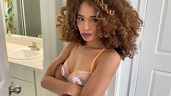 Creata micuta sexy si frumoasa care suge pula si isi doreste super sex