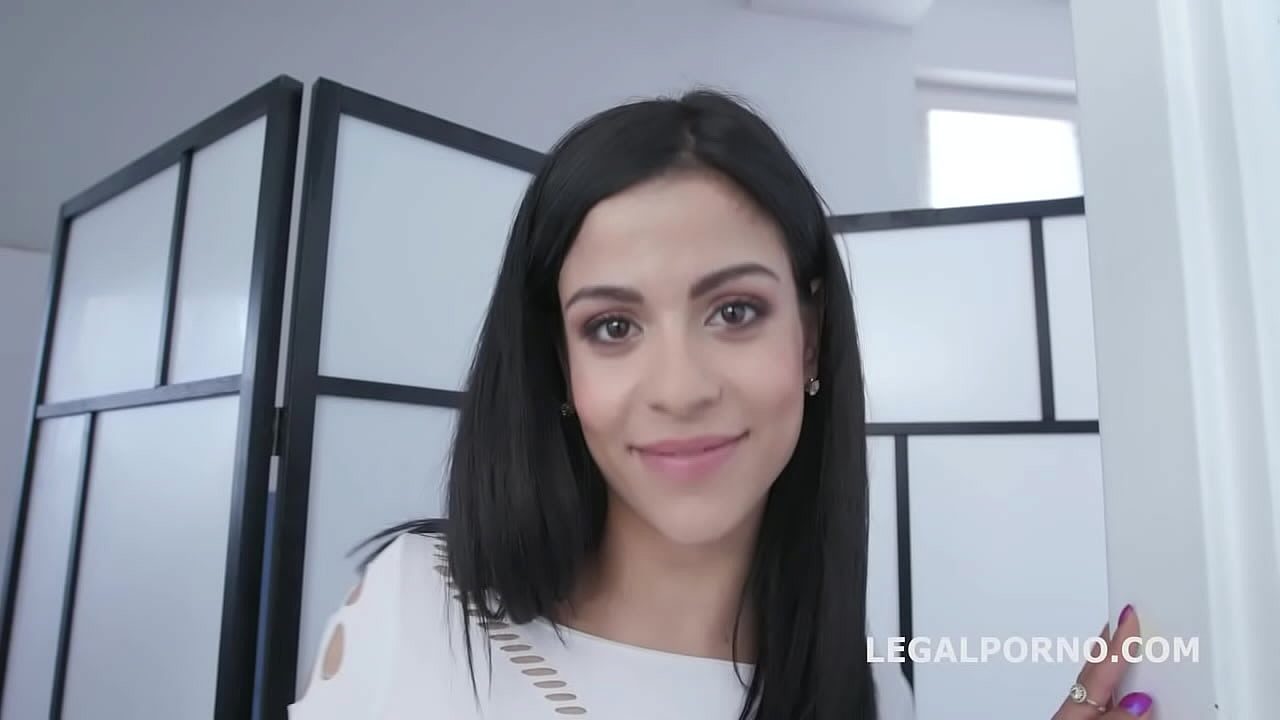 Bruneta frumoasa dornica sa fie fututa pervers de parteneri multipli