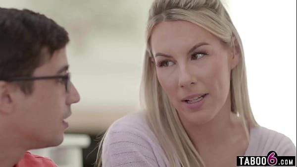 Milfa fierbinte la pizda care il combina pe un tanar sa faca o partida de sex cu ea