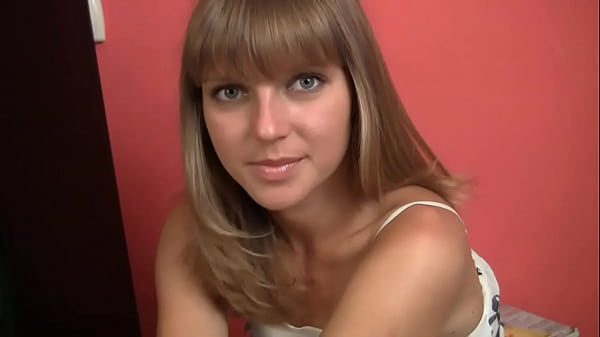 Ii place sa se dezbrace si sa se mangaie intre picioare acestei fete tinere