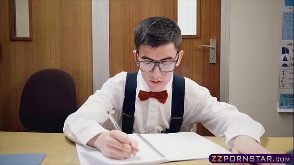 Ii suge pula unui coleg de la facultate si face sex cu el