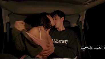 Sex in masina cu o tatoasa bruneta excitata