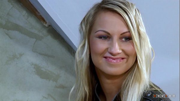 Cea mai sexy scorta blonda isi doreste sa suga pula si sa fie fututa tare