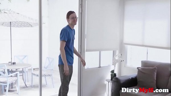 O milfa blonda cu sanii foarte mari si cu pizda excitata doreste cat mai mult sex