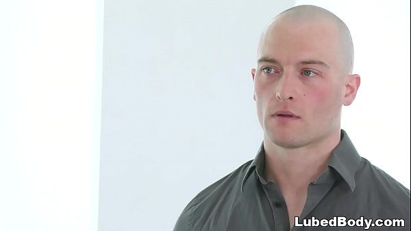 Film xxx cu doua femei total diferite ce ii sug pula unui pocait chelios