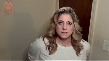 Muista blonda care sta in genunchi asezata sa suga pula