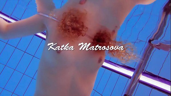 Film porno cu o roscata creata care face baie intr-o poscina