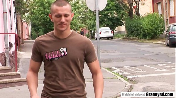 Bruneta de moda veche cu pizda cu multi floci este fututa tare si intens